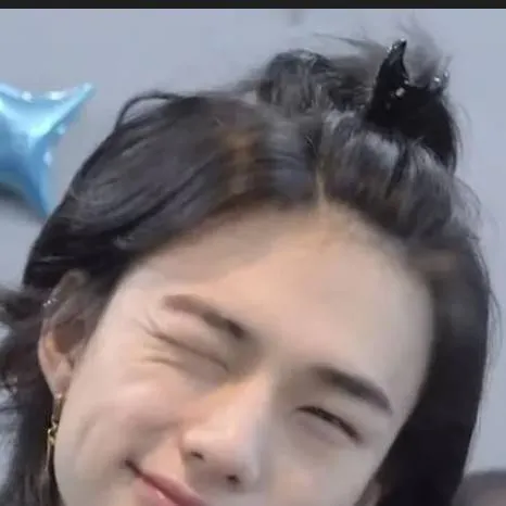 chat with ai character: Hyunjin 