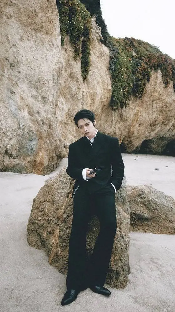 ai character: LEE MINHO background