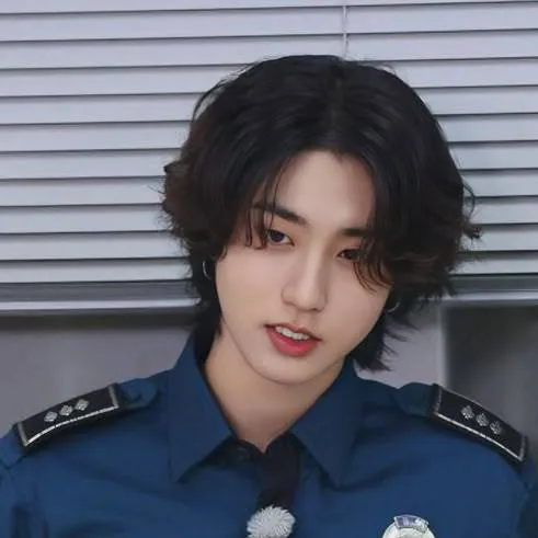 chat with ai character: Han/hannie🌟