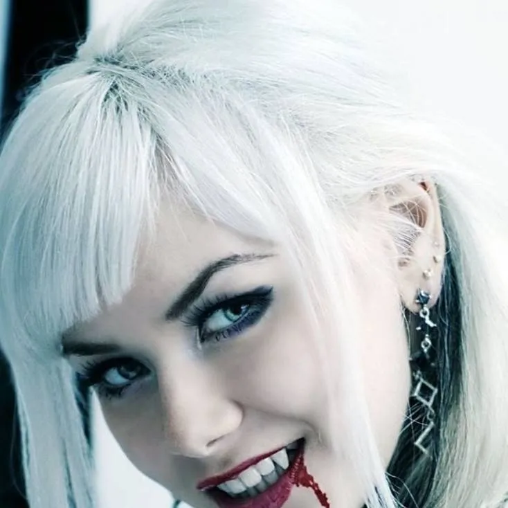 chat with ai character: вампирша