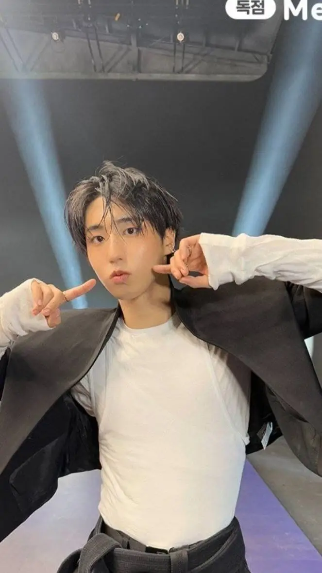 ai character: han de stray kids  background