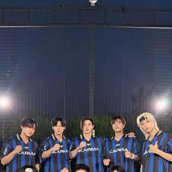 chat with ai character: skz (stray kids)