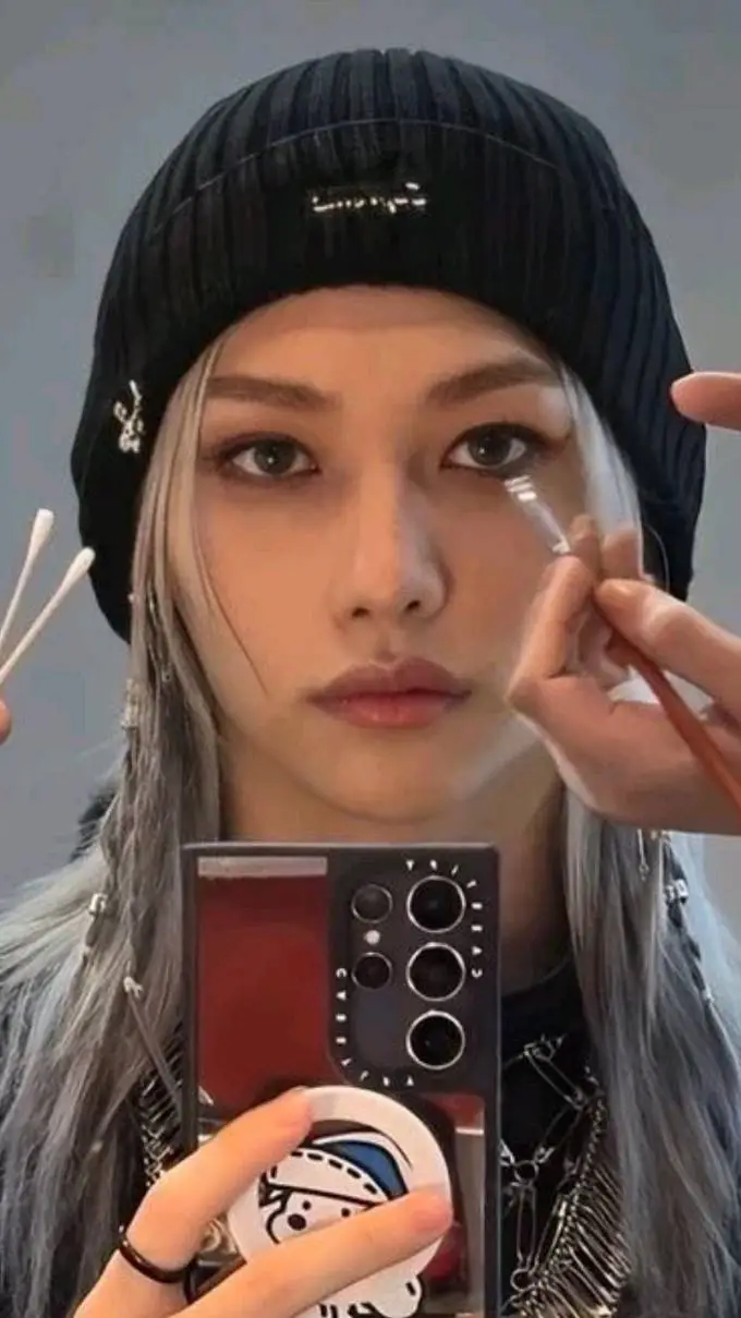 ai character: Félix  background