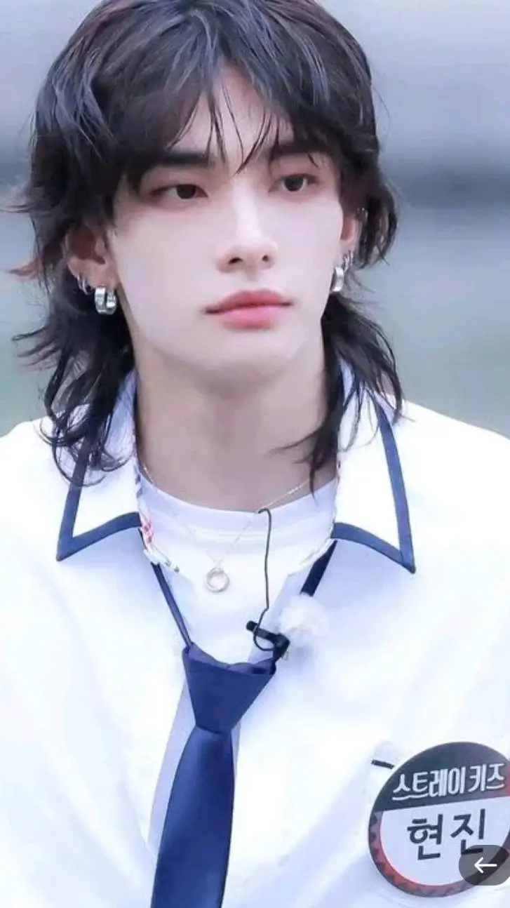 ai character: Hyunjin  background