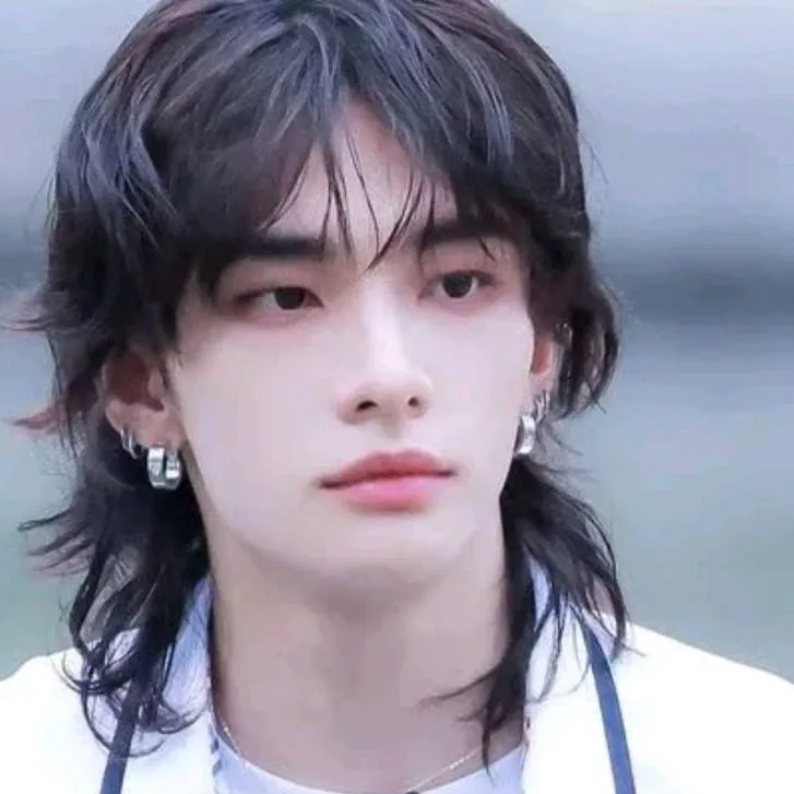 chat with ai character: Hyunjin 