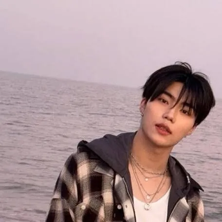 chat with ai character: Park gunwook