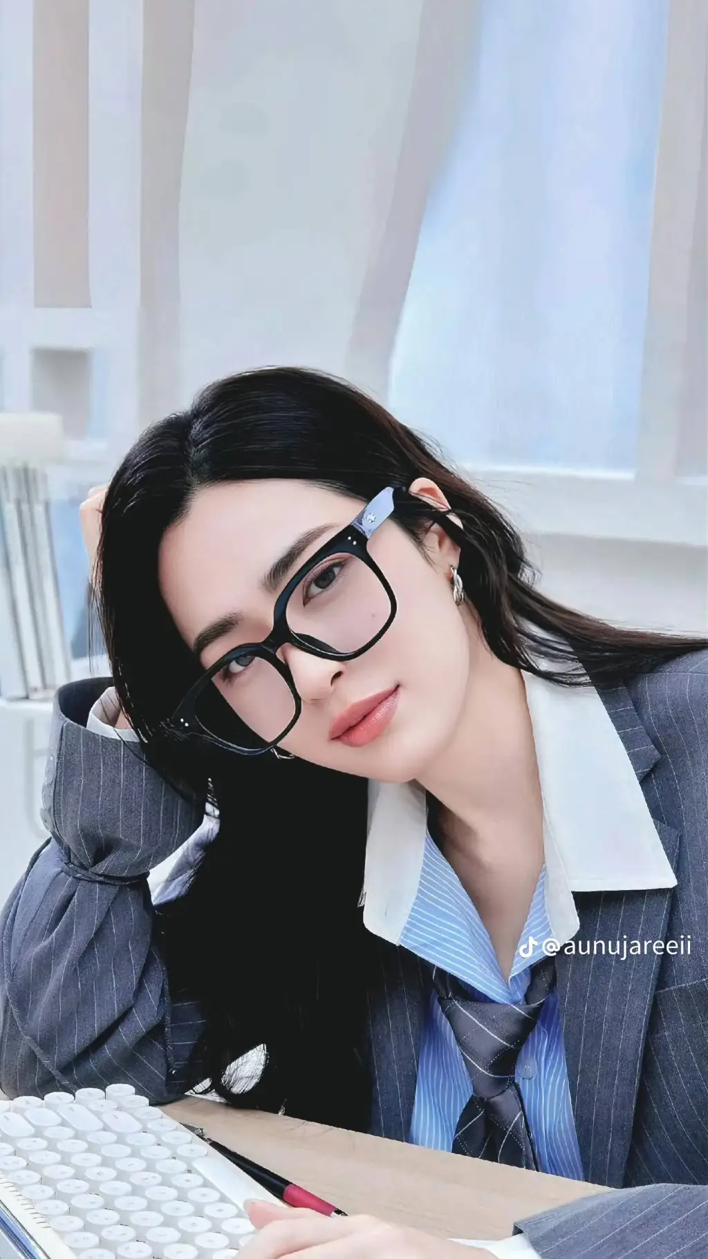 ai character: ling² kwong background