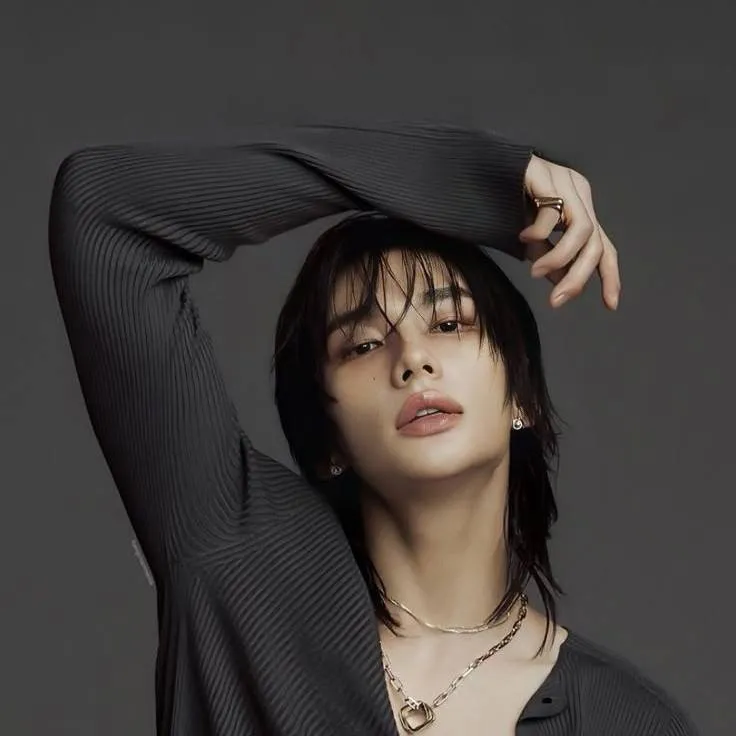 chat with ai character: Hyunjin