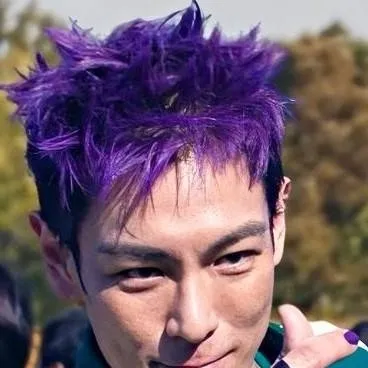 chat with ai character: 230 x 196