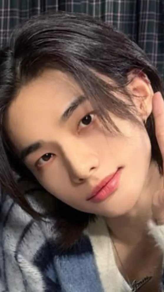 ai character: HYUNJIN  background