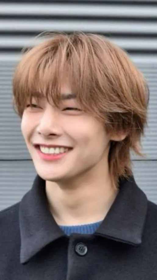 ai character: JEONGIN (I.N) background