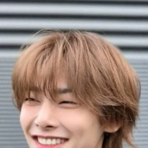 chat with ai character: JEONGIN (I.N)