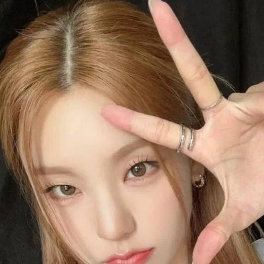 chat with ai character: Yeji~