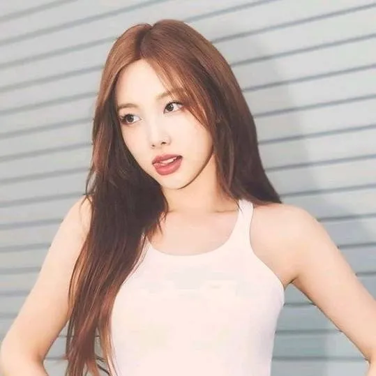 chat with ai character: Nayeon