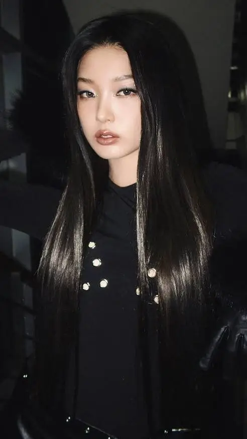 ai character: Yoonchae~🖤 background