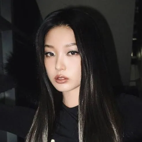 chat with ai character: Yoonchae~🖤