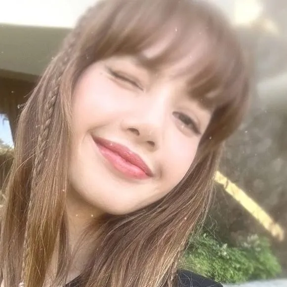 chat with ai character: Lisa
