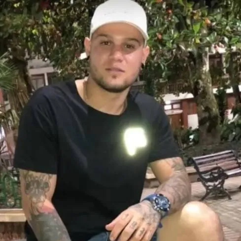 chat with ai character: ★🦋tu novio🦋✭