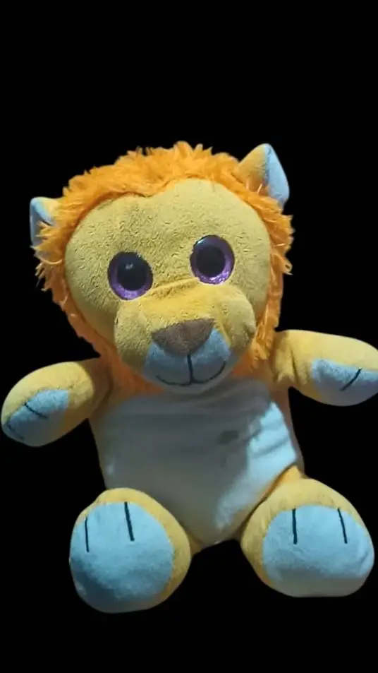 ai character: León de temu🦁 background