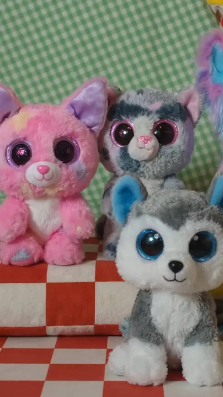 ai character: Peluches Pop  background