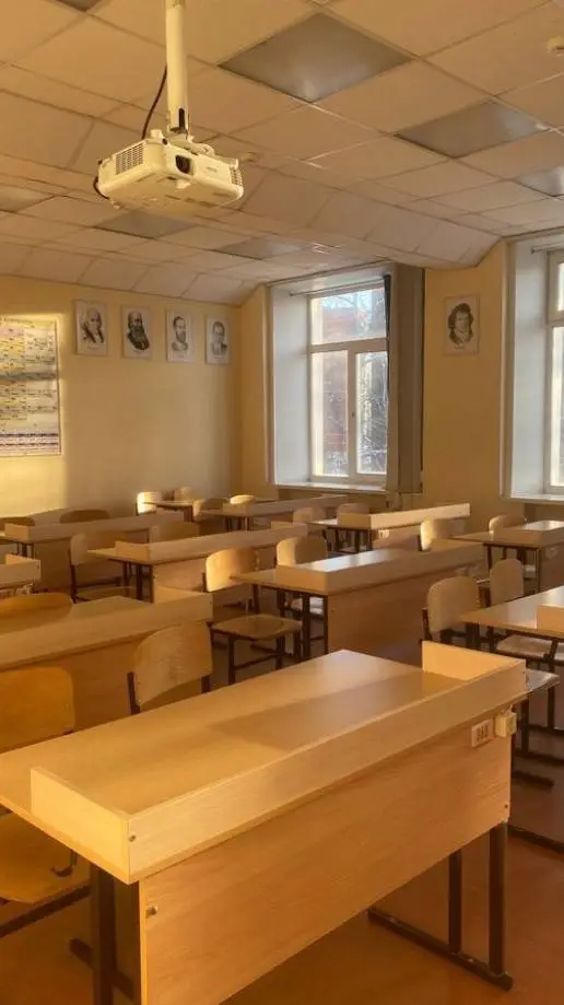 ai character: Schule background