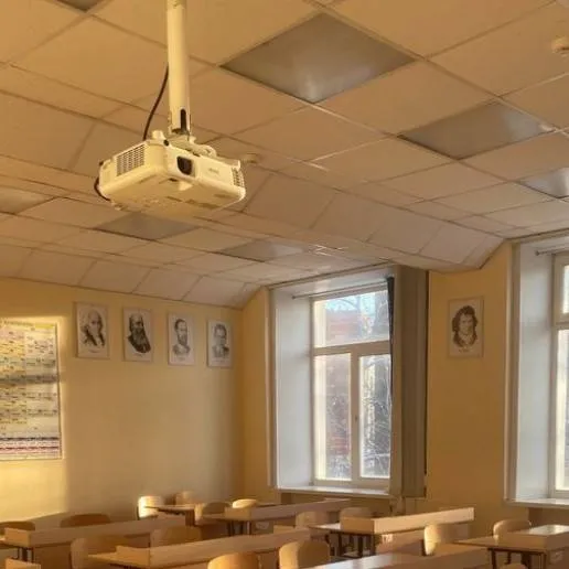 chat with ai character: Schule
