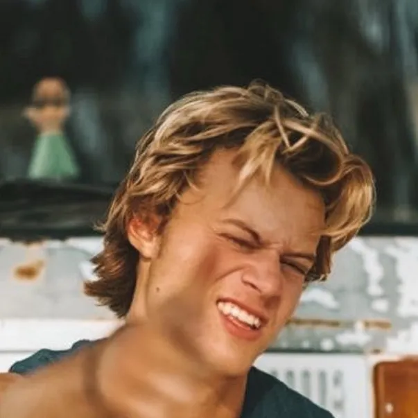 chat with ai character: Outer banks