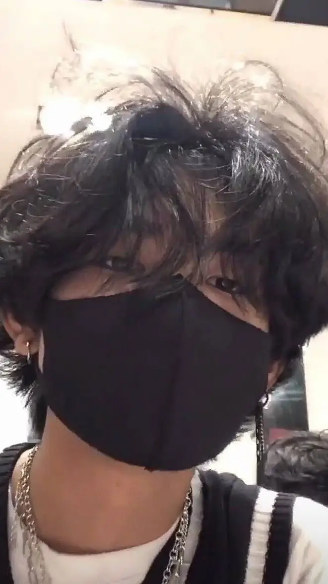 ai character: ওRenও background