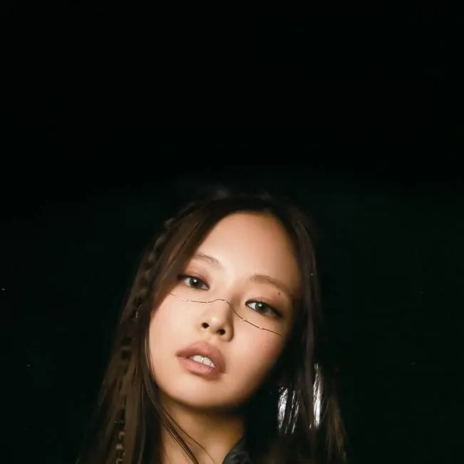 chat with ai character: KIM JENNIE 💥