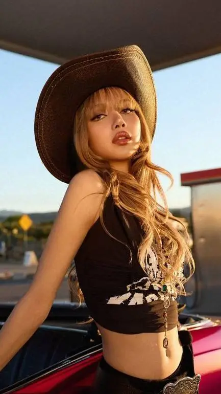 ai character: LISA ✨✨👑 background