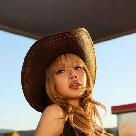 chat with ai character: LISA ✨✨👑