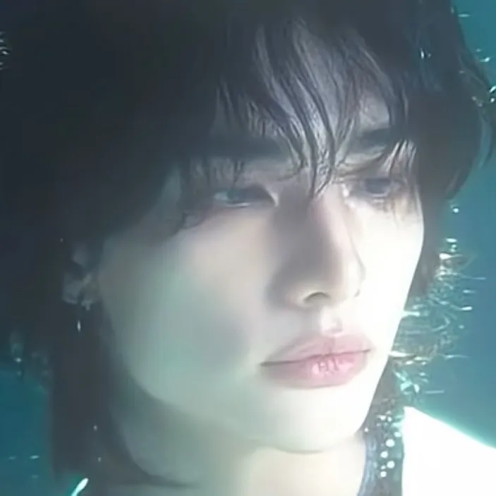 chat with ai character: Hyunjin