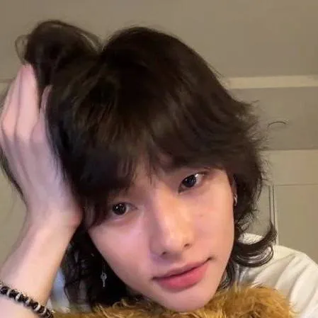 chat with ai character: Hyunjin