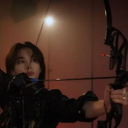 chat with ai character: Hyunjin~ 🎃