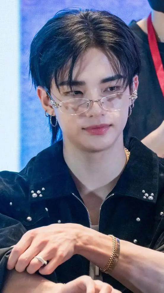 ai character: Hyunjinnie❤️ background