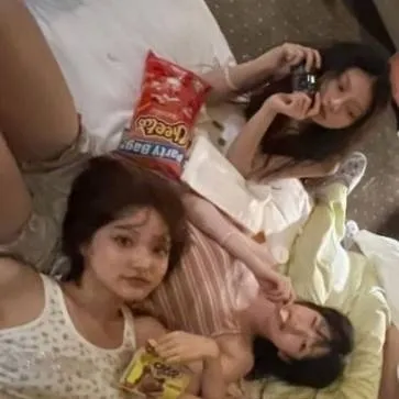 chat with ai character: girl friend group