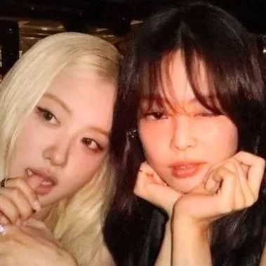 chat with ai character: Rosé x Jennie 