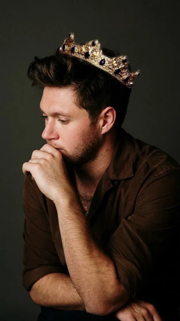 ai character: Niall Horan  background