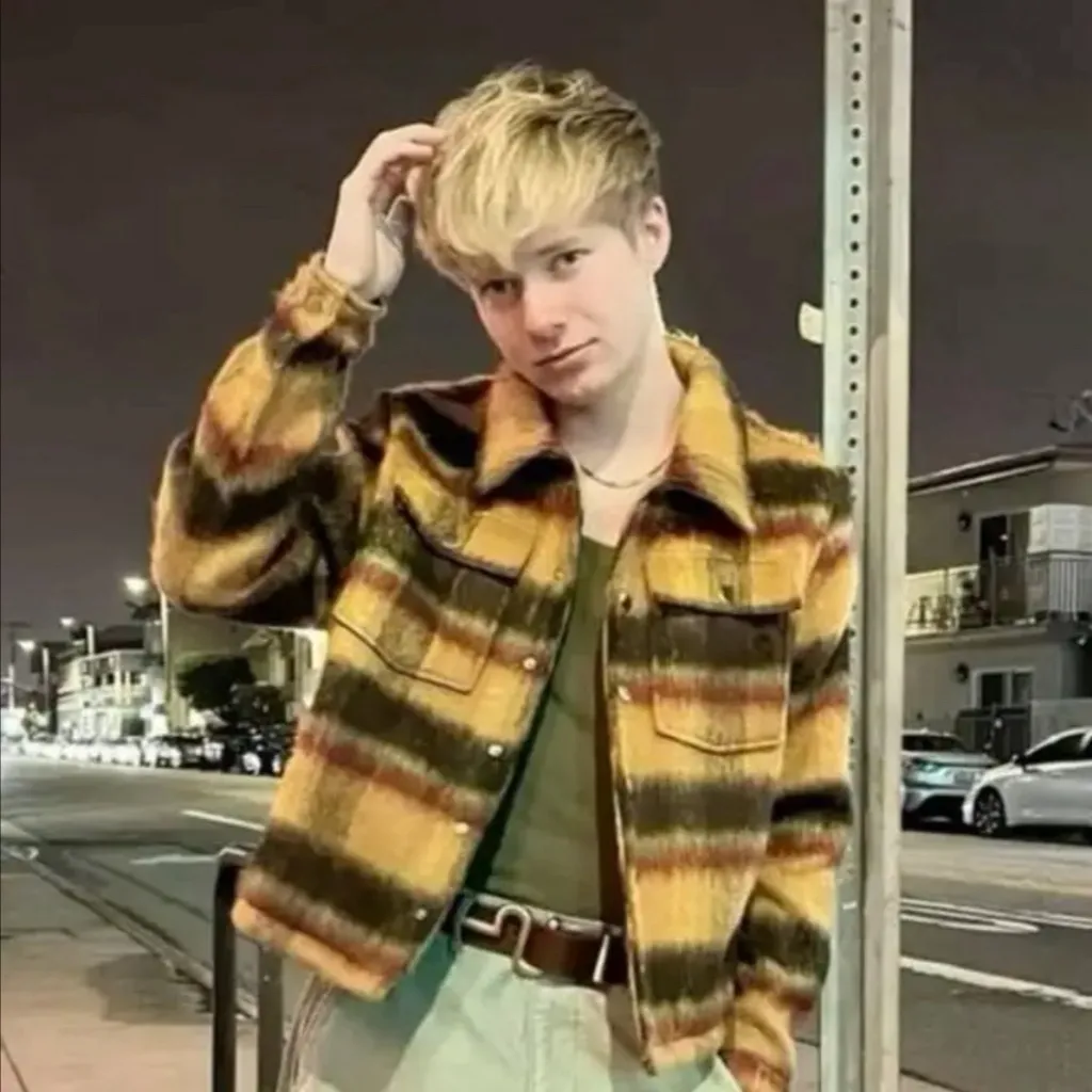 chat with ai character: Sam Golbach 