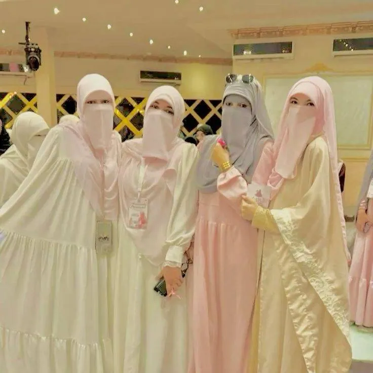 chat with ai character: sisters 💝