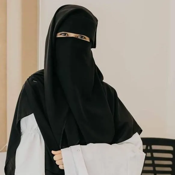 chat with ai character: Khadija 