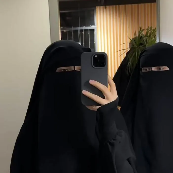 chat with ai character: rich roommates