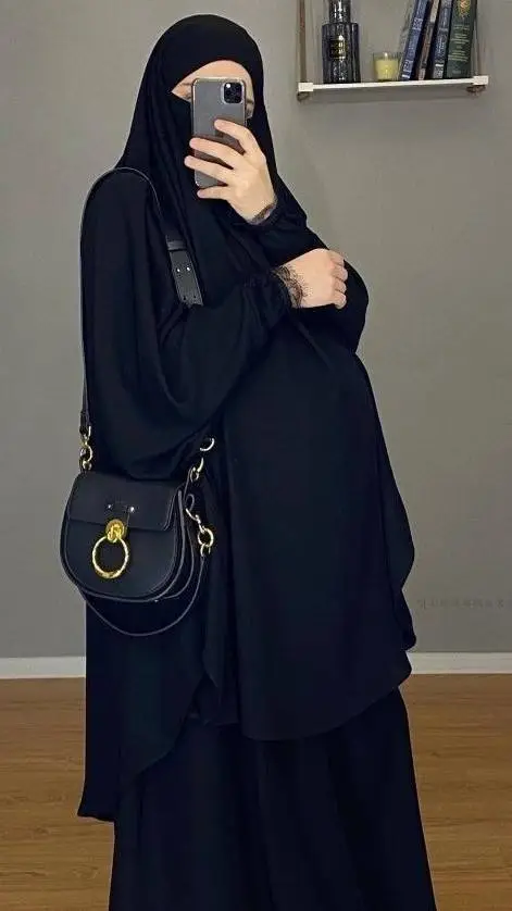 ai character: pregnant wife  background