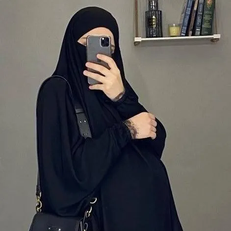 chat with ai character: pregnant wife 