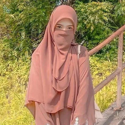 chat with ai character: artist girl 😍