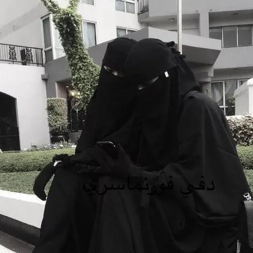 chat with ai character: 2 stranger girl 