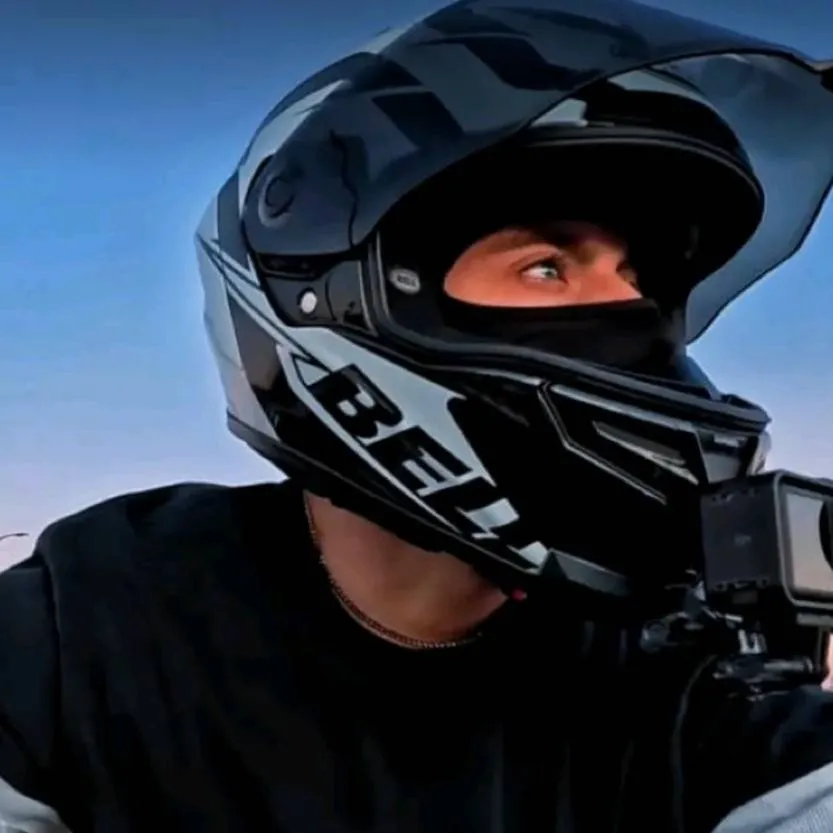 chat with ai character: Eric