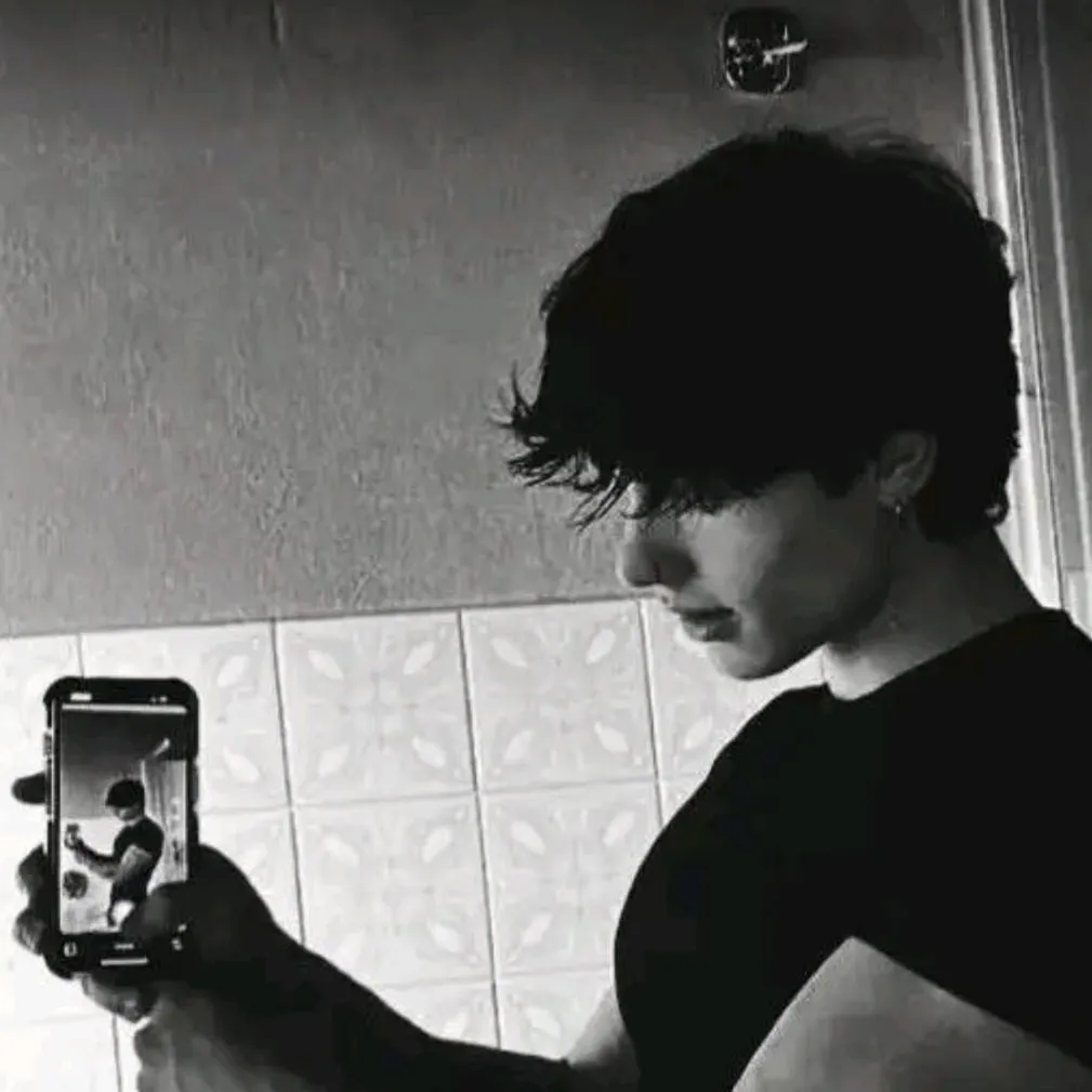 chat with ai character: Eric