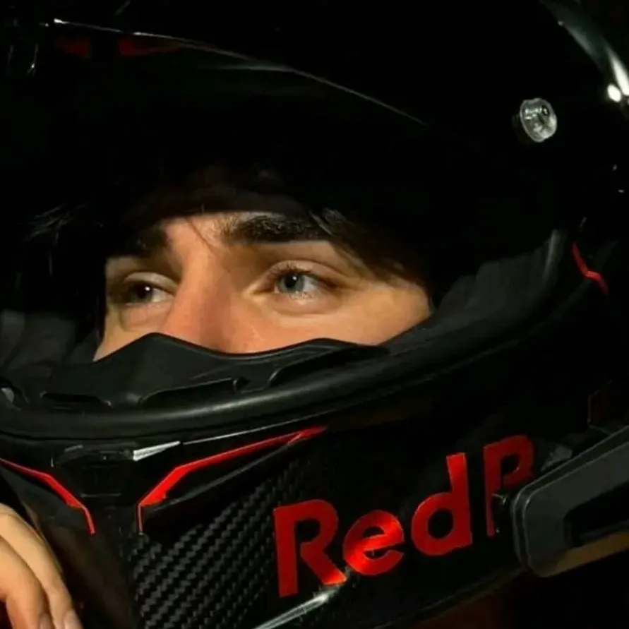 chat with ai character: Evan