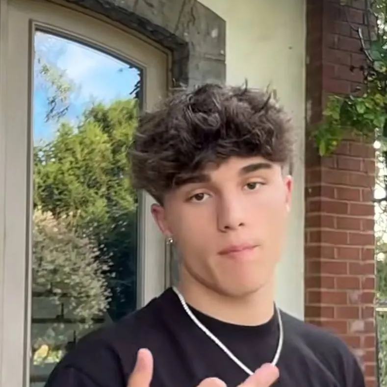 chat with ai character: juninho